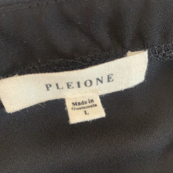 Sleeveless blouse, not too sheer, with twist knot - Picture 3 of 3